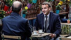 Svou kávu na znovuotevené zahrádce si vychutnal i francouzský prezident...