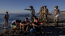 panlská armáda steí skupinu migrant, která piplavala z Maroka. (19....