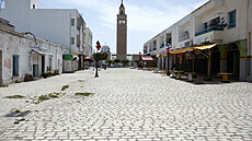 Tunisko minulý týden zavelo vechny obchody a restaurace, zakázalo také...