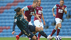 Útoník Matj Vydra z Burnley se snaí dostat k míi pes Pascala Struijka z...