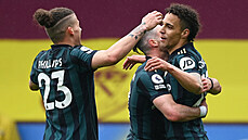 Fotbalisté Leedsu oslavují vstelený gól. Trefil se Rodrigo (vpravo).