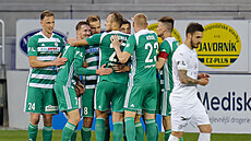 Fotbalisté Bohemians oslavují gól v utkání proti Slovácku.