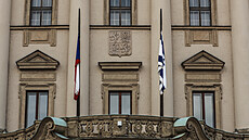 Hrad, Ú�ad vlády, ministerstvo zahrani�í i n�které dal�í ú�ady vyv�sily na...