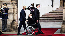 Prezident Milo Zeman se ji dlouho pohybuje na invalidním kesle
