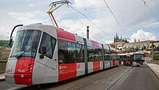 Pražané už mohou v ulicích potkat tramvaj v novém šedo-červeném designu Pražské...
