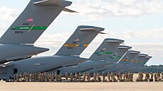 Nástup amerických výsadká do letoun C-17 na cviení Defender Europe 21