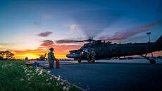 Vrtulníky UH-60 Black Hawk americké armády doplují plaivo bhem peletu z...