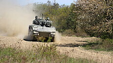 Zkouky nabízených bojových vozidel pchoty (BVP). Na snímku Ascod.