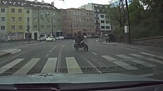 Zdrogovaný motorká ujídl ped policisty na ukradené motorce. (17. kvtna...