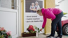 Lidé oplakávají cukráku Jahodovou, ped její provozovnu nosí kvtiny.