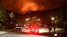 Evakuace obyvatel v Los Angeles, kde zuí lesní poáry. (16. kvtna 2021)