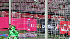 Plzeňský brankář Jindřich Staněk inkasuje z penalty v ligovém zápase na Spartě.