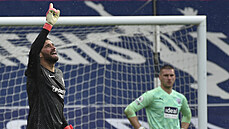 Dojatý branká� Liverpoolu Alisson Becker po vst�eleném gólu proti West Bromu....