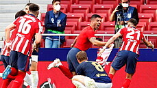 Útočník Luis Suárez slaví gól Atlétika Madrid v utkání proti Osasuně.