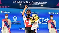 Podiová pocta vítezovi sedmé etapy Gira Calebu Ewanovi.