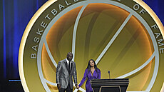 Michael Jordan pivádí na pódium manelku zesnulého Kobeho Bryanta Vanessu...