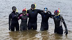 Vodní záchranái se chystají na trénink v chladných vodách Lipenské pehrady.