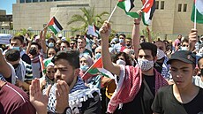 Lidé v jordánském mst Karameh vyjadují solidaritu s Palestinci a protestují...