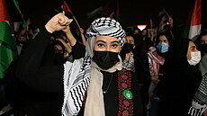 Lidé v hlavním katarském mst Dauhá vyjadují podporu palestinskému lidu. (15....