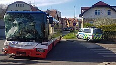 Autobus PID na praském Jarov eln naboural do oplocení a domu. (10. kvtna...