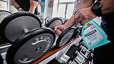 Pracovník t�ebí�ského Fitness Imperium Tomá� Nechvátal p�ipravuje posilovnu na...