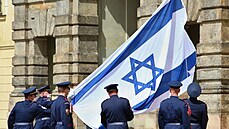 Na Praském hrad byla vyvena vlajka na podporu Izraele, stejn jako ped...