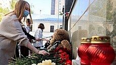 Lidé kladou kvtiny na památku zabitých student v Kazani. (12. kvtna 2021)