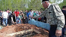 Truchlící se shromaují u hrobu Elviry Ignatijevové, uitelky anglického...