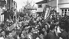 Snímek z prosince 1959 ukazuje pístav Niigata zaplnný cestujícími do Severní...