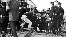 Repatriovaní Korejci se snaí zablokovat odjezd vlaku pepravující...