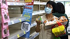 Supermarket v Tchaj-pej s prázdnými regály. (17. kvtna 2021)