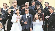 Za to, �e se svatba hradního kanclé�e nekonala v kv�tnu, ale v b�eznu, nemohly...