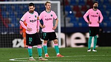 Lionel Messi (vlevo), spoluhrá� Frenkie de Jong poté, co Barcelona inkasovala...
