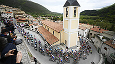 Peloton bhem deváté etapy italského Gira.