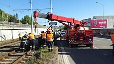 Osobní auto skonilo v tramvajovém kolejiti na stee. 11. 5. 2021