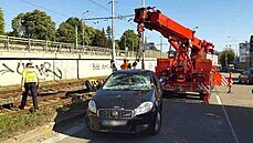 Osobní auto skonilo v tramvajovém kolejiti na stee. 11. 5. 2021