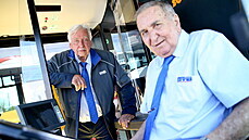 Edvard Kenek (vlevo) a Jaroslav Hanych ídili autobusy 50 let.
