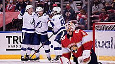 Ond�ej Palát (vlevo), Brayden Point a Nikita Ku�erov oslavují gól Tampy, vpravo...