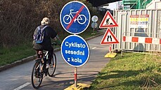 N�kte�í cyklisté ignorují dopravní zna�ky.