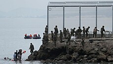 Jak se obcházejí ploty. Afri�tí migranti se pokou�ejí dostat do �pan�lské...