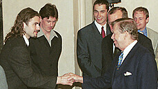 David Moravec (vlevo) si  potásá rukou s prezidentem Václavem Havlem, který v...