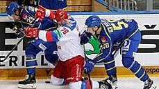 Ruský hokejista Ruslan Rafikov elí védské pesile v podání Maria Kempeho a...