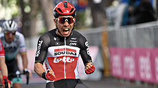 Australský cyklista Caleb Ewan projíždí vítězně cílem 5. etapy závodu. Giro...