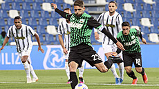 Domenico Berardi ze Sassuola zahazuje penaltu v duelu s Juventusem Turín.