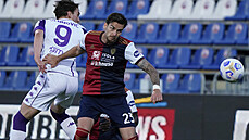 Giovanni Simeone (vpravo) z Cagliari v souboji s  Lorenzem Venutim z Fiorentiny.