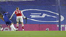 Emile Smith Rowe (vpravo) z Arsenalu stílí gól v duelu s Chelsea.