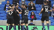 Ilkay Gundogan z Manchesteru City se raduje se spoluhrái z gólu v duelu s...