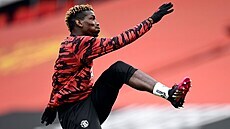 Paul Pogba z Manchesteru United se rozcviuje.