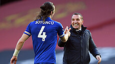 Caglar Söyuncü a trenér Brendan Rodgers oslavují výhru Leicesteru.