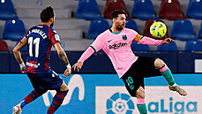 Lionel Messi (vpravo) z Barcelony si zpracovává mí ped Josem Luisem Moralesem...